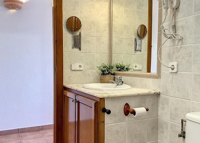 Roca Fornells, Comodo F105