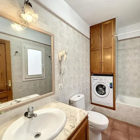 F105 - Dos Dormitorios, Terraza Y A/c En *