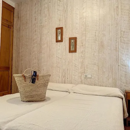 F105 - Dos Dormitorios, Terraza Y A/c En Lägenhet Fornells (Menorca)