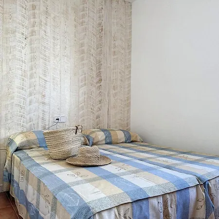 F105 - Dos Dormitorios, Terraza Y A/c En *